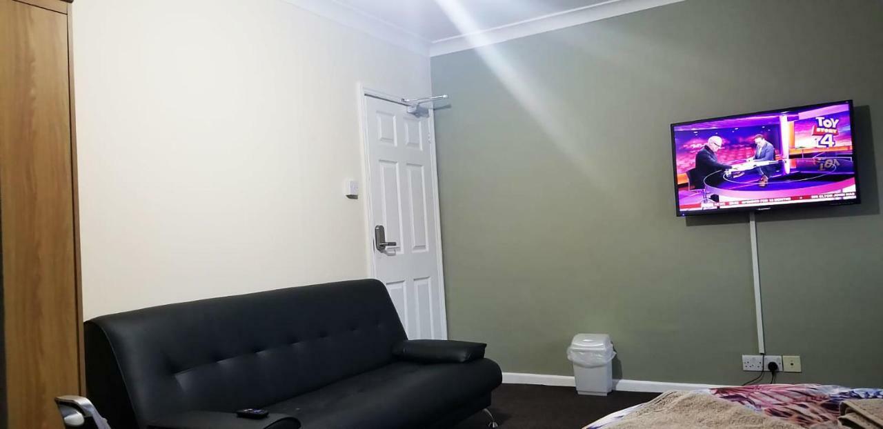 Royal House Slough Hotel Екстериор снимка
